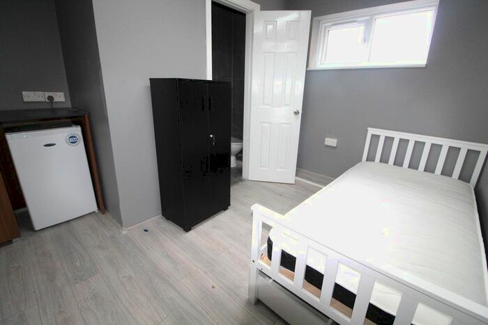 Studio To Rent In High Street, Enfield, EN3