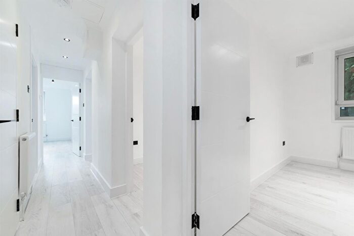 3 Bedroom Flat To Rent In Hendre Road, London, SE1