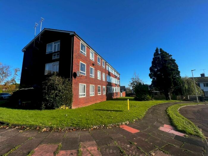 3 Bedroom Apartment To Rent In Woodcroft Drive, Eastbourne, BN21