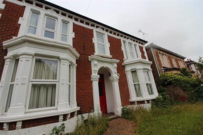 3 Bedroom Apartment To Rent In Hill Lane, Southampton, SO15