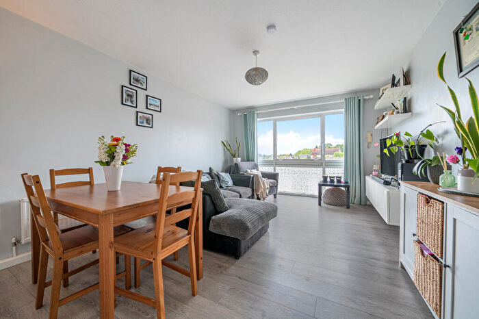 2 Bedroom Flat For Sale In Bosworth Road, High Barnet, EN5