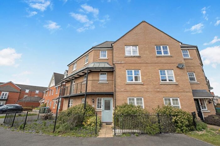 4 Bedroom Semi-Detached House For Sale In Carrick Street, Aylesbury, HP18