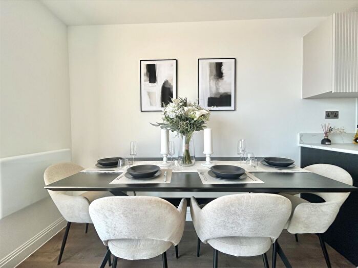 2 Bedroom Flat For Sale In Chalkwell Heights, Westcliff-On-Sea, SS0