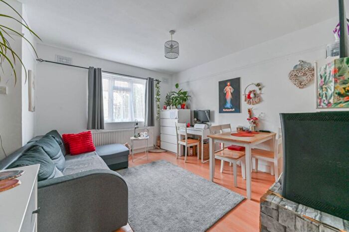 2 Bedroom Maisonette For Sale In Eldertree Way, Mitcham, CR4