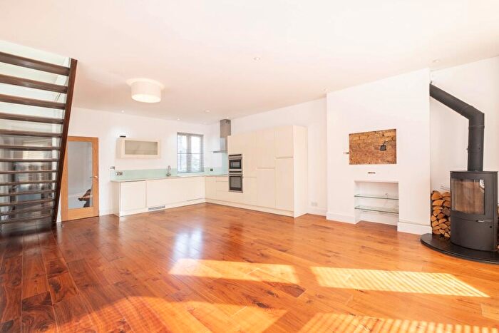 3 Bedroom Flat To Rent In Upper Richmond Road West London, SW14