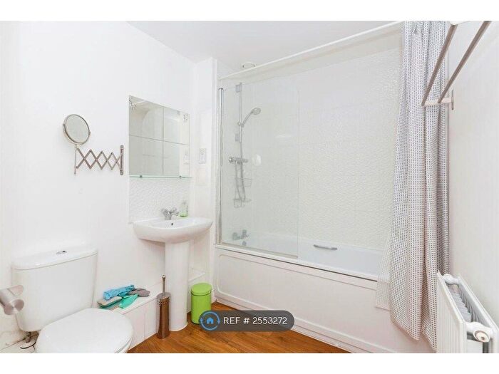 1 Bedroom Flat To Rent In Brunel House, Barking And Dagenham, Dagenham, RM8