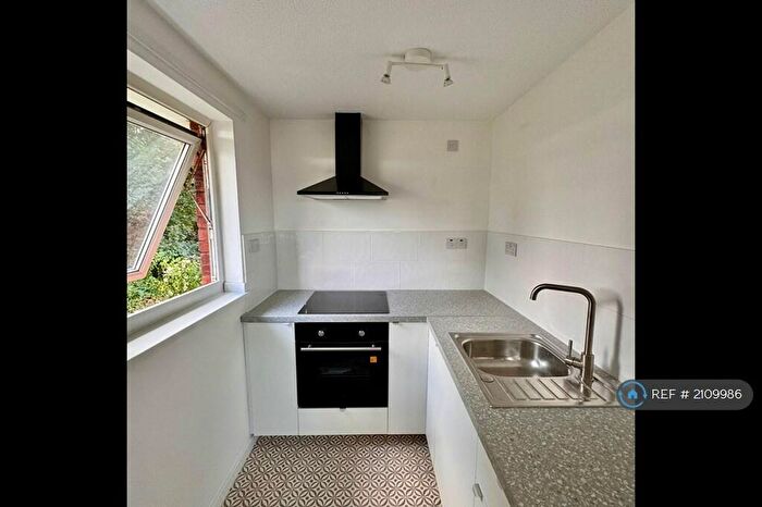 Studio To Rent In Hedgerow Court, Hull, HU6