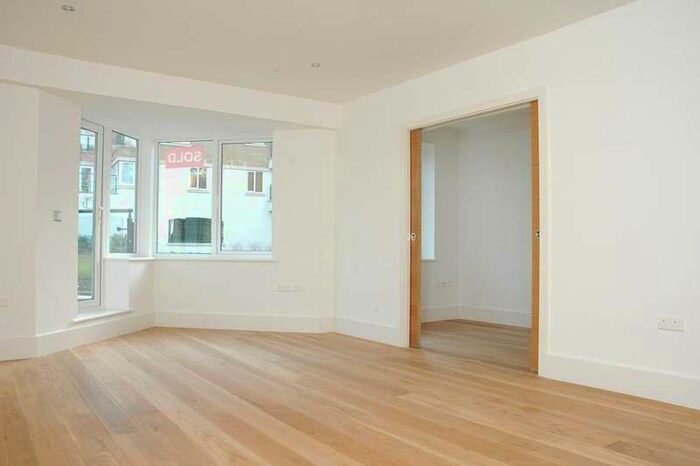 2 Bedroom Flat To Rent In Strand Drive, Kew, TW9