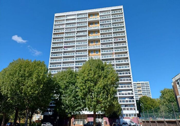 3 Bedroom Flat For Sale In Flat Sleaford House, Fern Street, Bow, London, E3