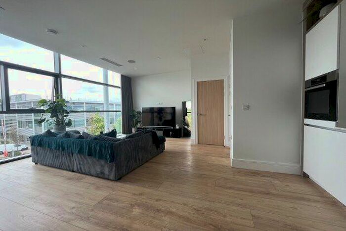 1 Bedroom Flat To Rent In Station Road, Addlestone, KT15