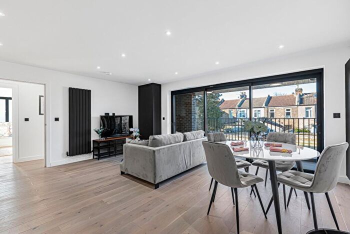 1 Bedroom Flat For Sale In Cleveland House, Clinton Road, E7