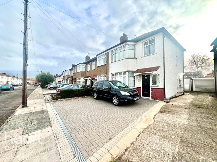3 Bedroom End Of Terrace House For Sale In Carisbrook Close, Enfield, EN1