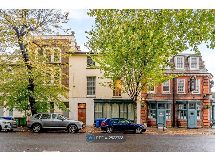 3 Bedroom Flat To Rent In Camberwell Grove, London, SE5