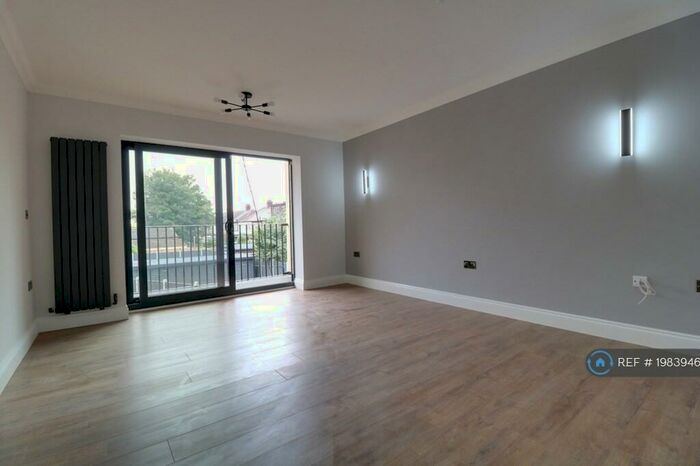 2 Bedroom Flat To Rent In Dsd House, Romford, RM6