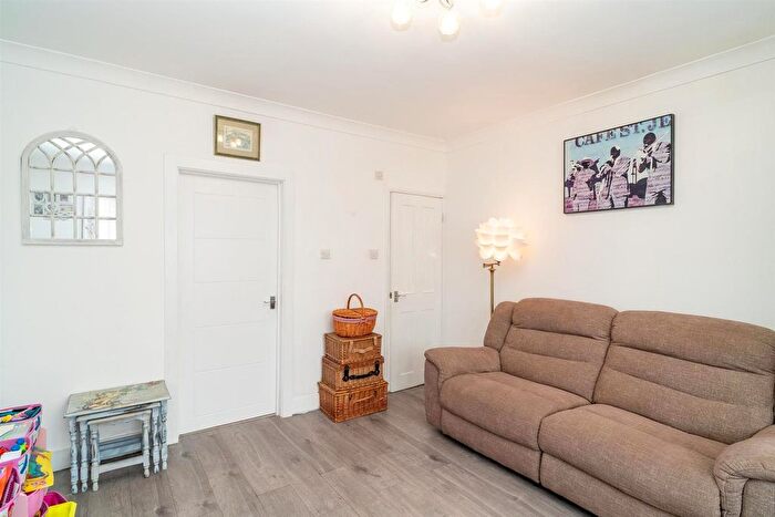3 Bedroom End Of Terrace House For Sale In Whitehouse Avenue, Borehamwood, WD6