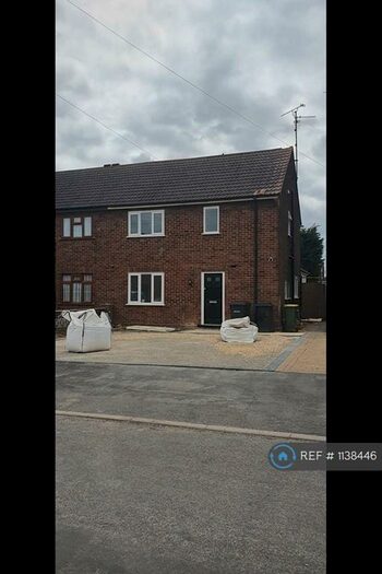 3 Bedroom Semi-Detached House To Rent In Rochford Garden Way, Rochford, SS4