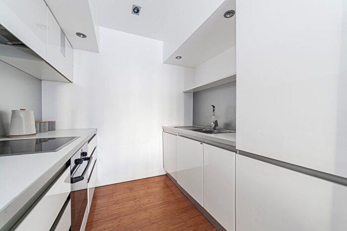 2 Bedroom Flat To Rent In London, E8