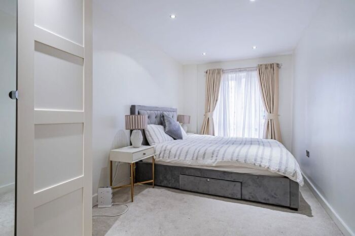 2 Bedroom Flat For Sale In East Drive, London, NW9