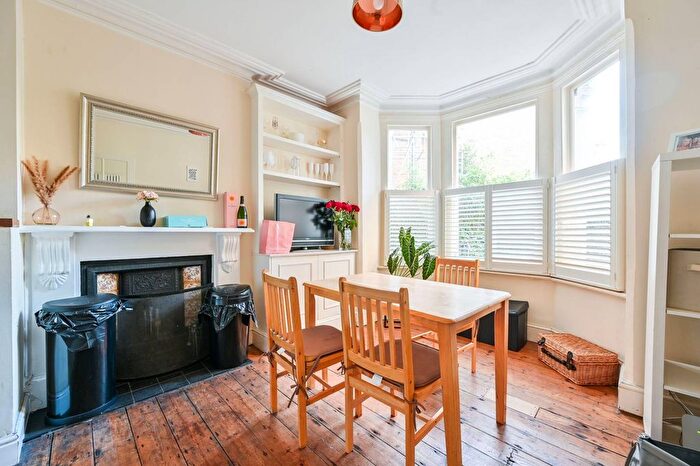 3 Bedroom Flat To Rent In Heyford Avenue, Vauxhall, London, SW8