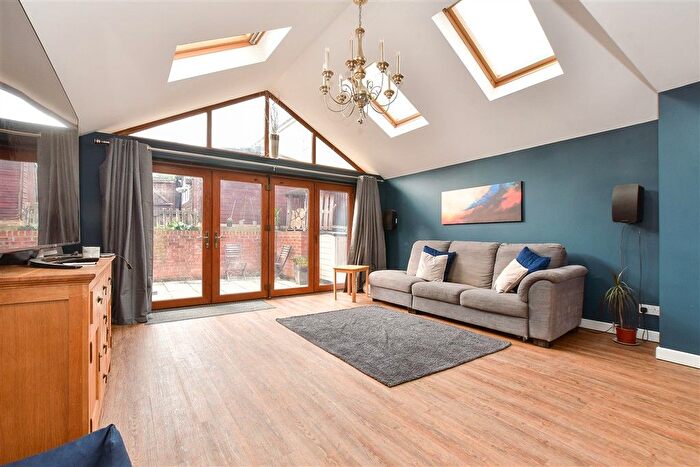 3 Bedroom Detached House For Sale In Avenue Road, Freshwater, Isle Of Wight, PO40