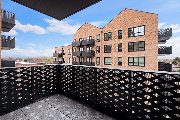 2 Bedroom Flat To Rent In Midlle Road, London, London, W7