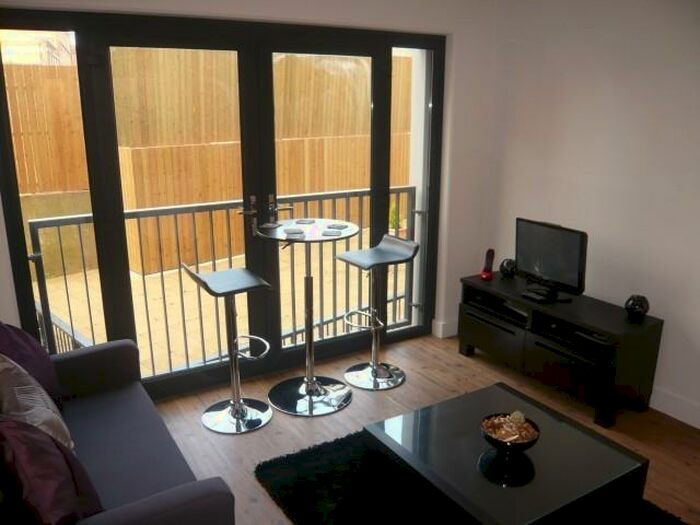 Apartment To Rent In Well Designed Hub Studio With Separate Bedroom Area & Juliet Balcony, B4