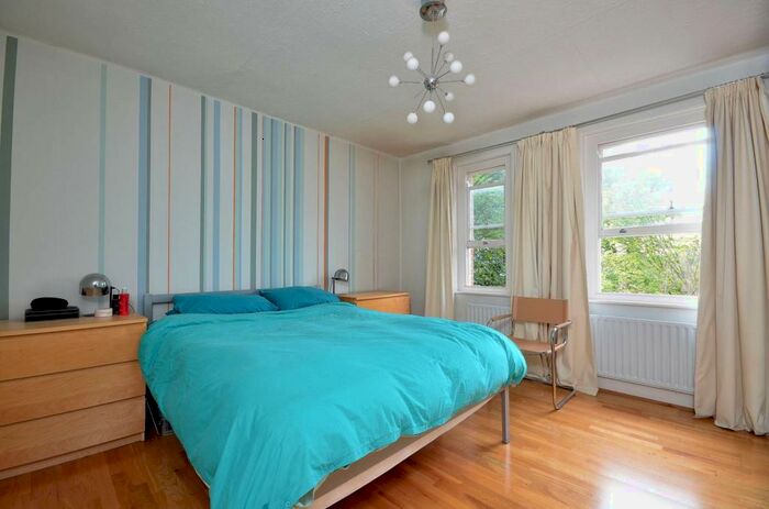 2 Bedroom Flat To Rent In The Avenue, Worcester Park, KT4