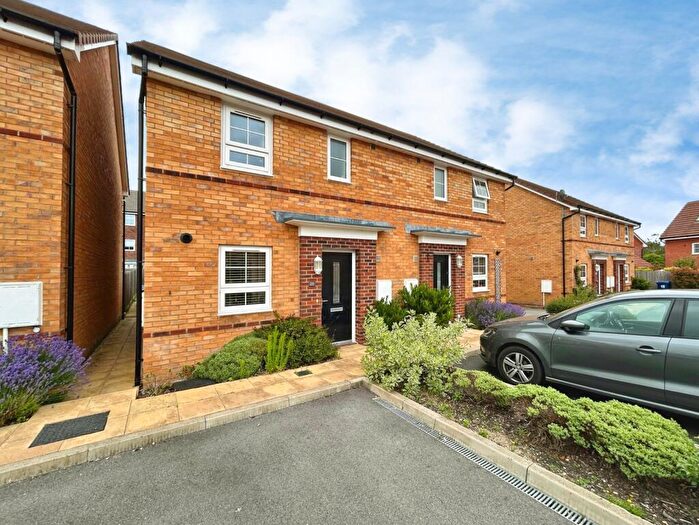 3 Bedroom Semi Detached House For Sale In Viney Close, Hook, Hampshire, RG27