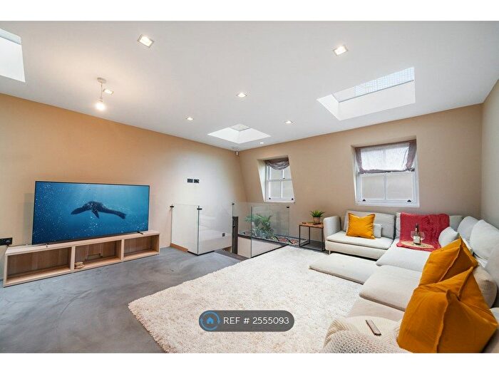 3 Bedroom Flat To Rent In Royal Crescent, London, W11