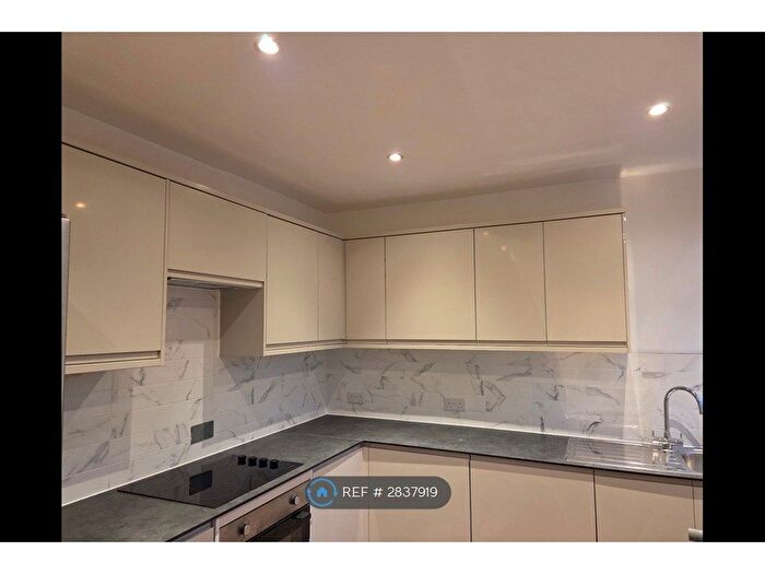 3 Bedroom Flat To Rent In Queensborough Court, London, N3