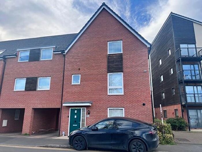 3 Bedroom Town House To Rent In Putman Street, Aylesbury, HP19