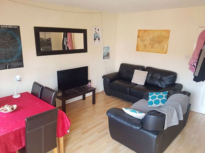 3 Bedroom Flat To Rent In Stretford Road, Hulme, Manchester, M15