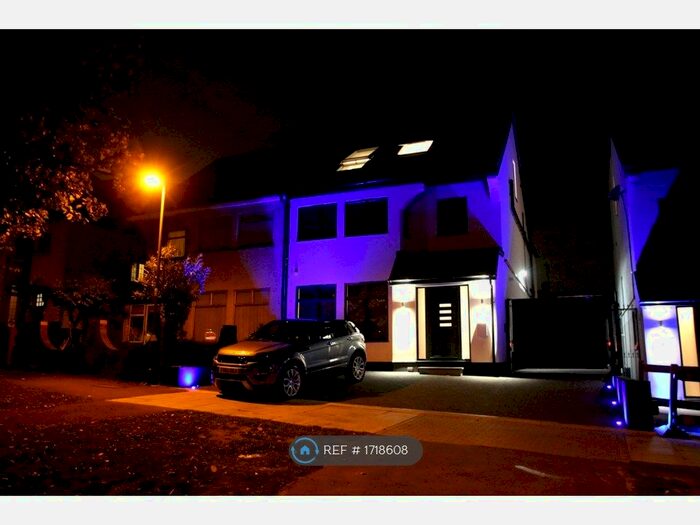 3 Bedroom Flat To Rent In Friern Barnet, London, N11