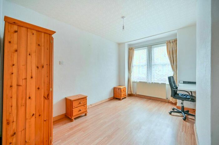 1 Bedroom Flat To Rent In Rostella Road, Tooting Broadway, London, SW17