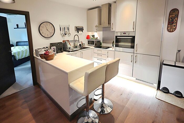 2 Bedroom Flat To Rent In Chiltern Court, Watford, WD24