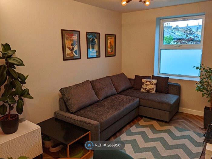 3 Bedroom Flat To Rent In Willow Lodge, London, SW4