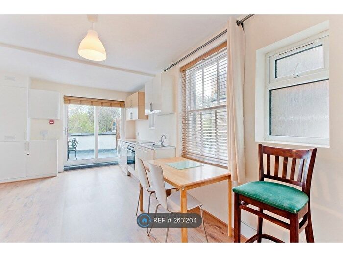 5 Bedroom Flat To Rent In Southampton Way, London, SE5