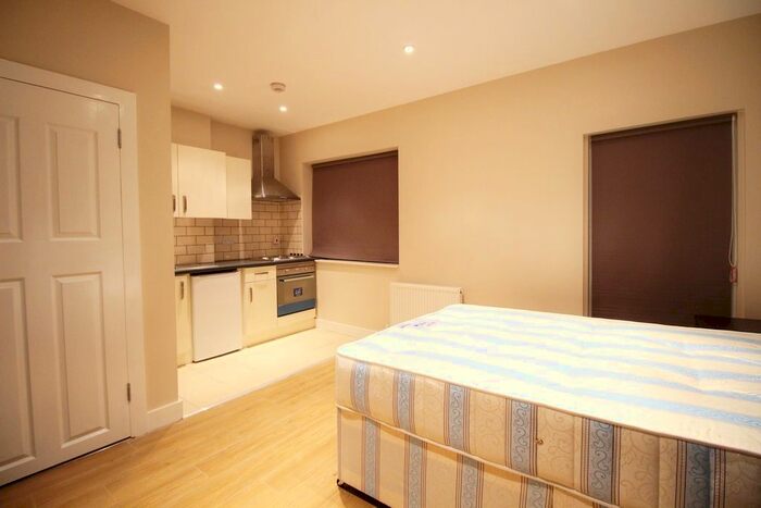1 Bedroom Flat To Rent In Lampton Road, Hounslow, Middlesex, TW3