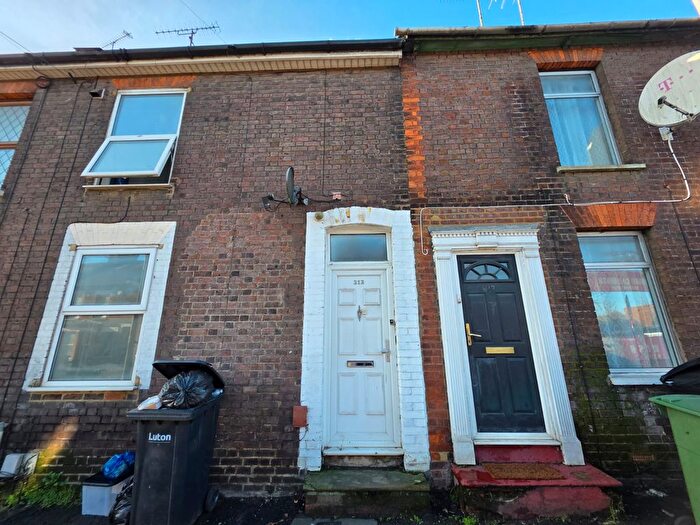 3 Bedroom Terraced House To Rent In Park Street, Luton, Bedfordshire, LU1