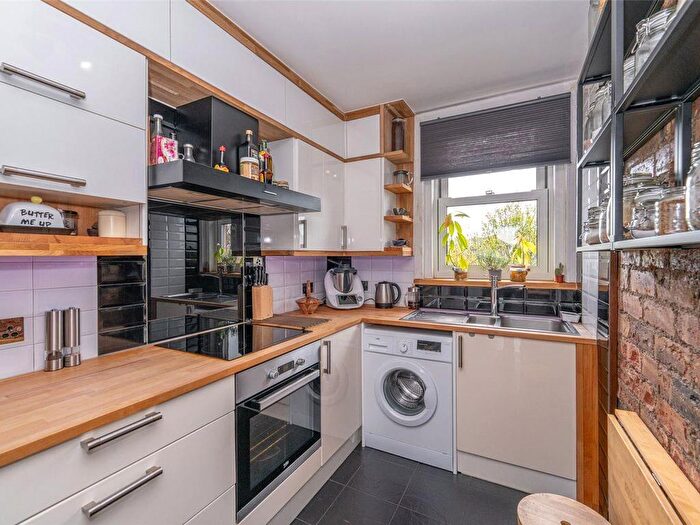 2 Bedroom Flat To Rent In Lt Marionville Road, Edinburgh, EH7