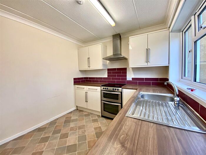 2 Bedroom Flat To Rent In Montrose Close, Goring-By-Sea, BN12