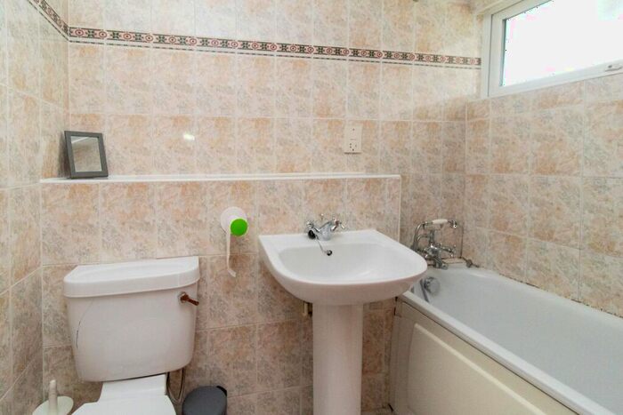 1 Bedroom Apartment For Sale In Stonegrove, Edgware, HA8
