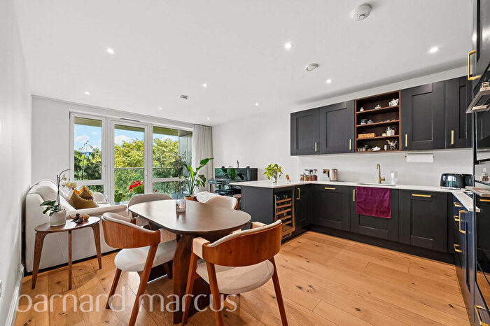 2 Bedroom Apartment To Rent In Inglis Way, London, NW7