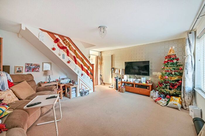 3 Bedroom End Of Terrace House For Sale In Bennetts Close, Cippenham Green, Slough, SL1