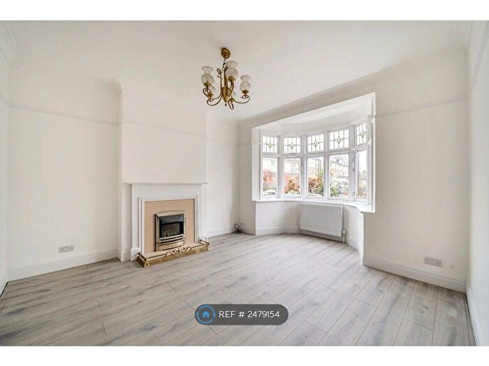 3 Bedroom Flat To Rent In Flempton Road, London, E10