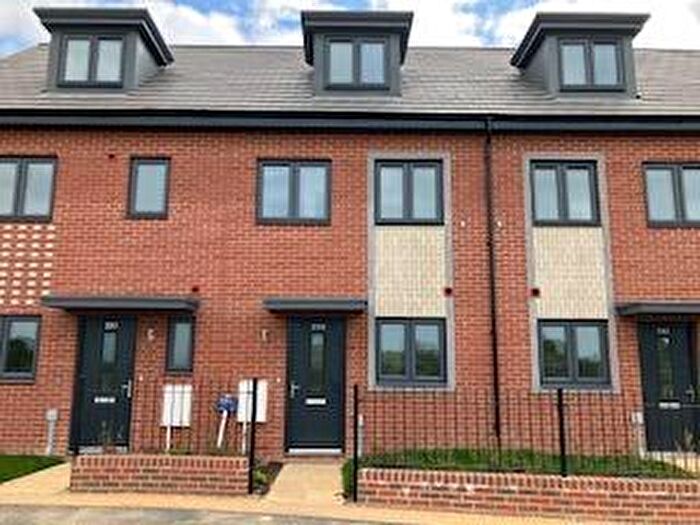 3 Bedroom House To Rent In Barrosa Way, Whitehouse, Milton Keynes, MK8