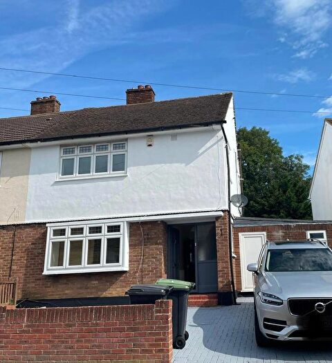 3 Bedroom Semi-Detached House To Rent In Centre Avenue, Epping, CM16