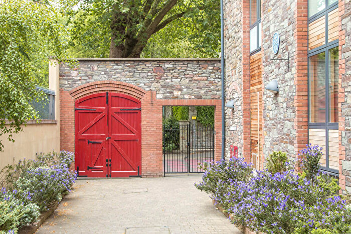 2 Bedroom Apartment To Rent In Sugar Store, Cabot Mews, BS2