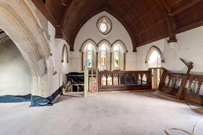 1 Bedroom House For Sale In Longcross Road, Chertsey, KT16