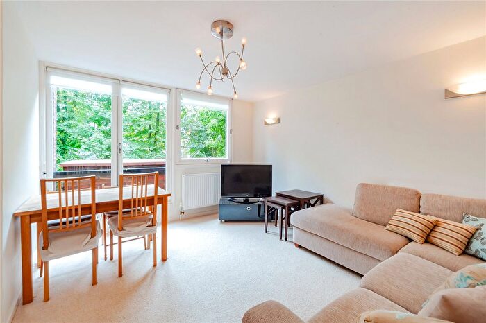2 Bedroom Flat To Rent In Britten Close, Golders Green, NW11